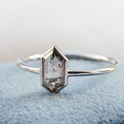 Minimalistický zásnubní prsten se salt'n'pepper diamantem ELLIOT