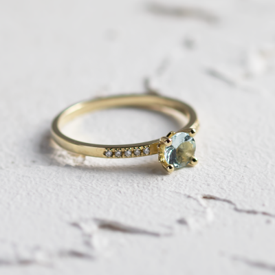 Elegantní zlatý prsten s akvamarínem a diamanty ELYSIA