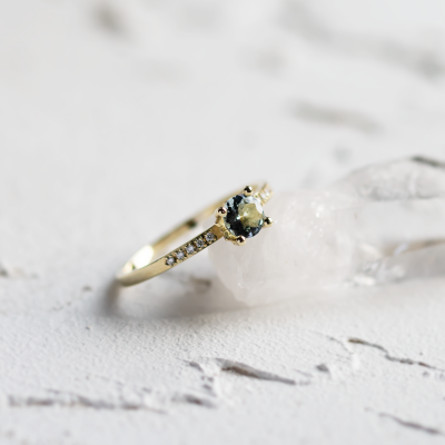Elegantní zlatý prsten s akvamarínem a diamanty ELYSIA