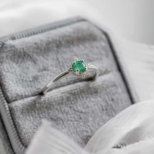 Gold ring with emerald and diamonds EMA