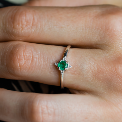 Gold ring with emerald and diamonds EMA