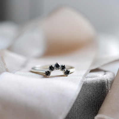 Curved wedding ring with salt'n'pepper diamonds ENZO