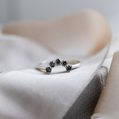 Curved wedding ring with salt'n'pepper diamonds ENZO