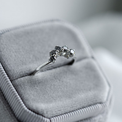 Curved wedding ring with salt'n'pepper diamonds ENZO