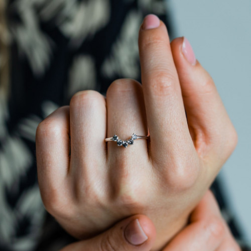 Curved wedding ring with salt'n'pepper diamonds ENZO