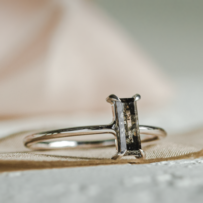Art deco styled ring with salt'n'pepper diamond ERMANNO