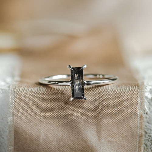 Art deco styled ring with salt'n'pepper diamond ERMANNO