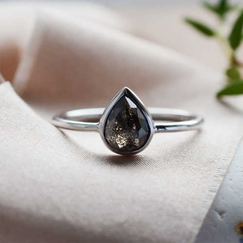 Minimalistický prsten s pear salt'n'pepper diamantem EUFRASIO