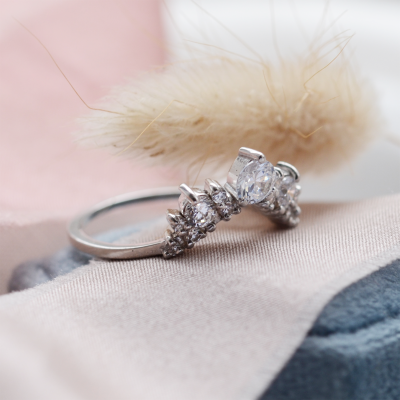 Curved wedding ring full of diamonds FIESTA