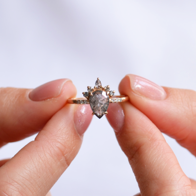 Zlatý cluster prsten se salt'n'pepper diamanty FILOMENA
