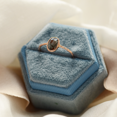 Zlatý prsten s oválným salt'n'pepper diamantem FIORELLA