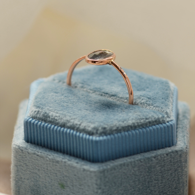 Zlatý prsten s oválným salt'n'pepper diamantem FIORELLA