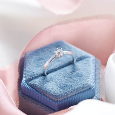 Gold engagement ring with lab-grown diamond FISKO