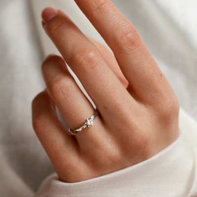 Zásnubní prsten z bílého zlata s diamantem 0.16ct FISKA