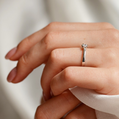 Zásnubní prsten z bílého zlata s diamantem 0.2ct FISKA
