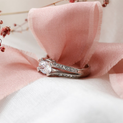 Zásnubní prsten s moissanitem a diamanty  FITA