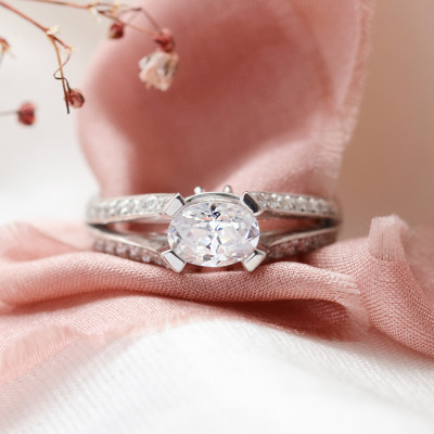 Engagement ring with moissanite and diamonds FITA