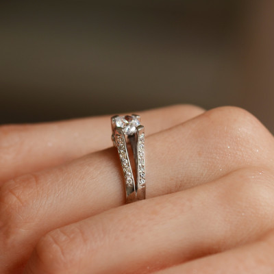 Engagement ring with moissanite and diamonds FITA