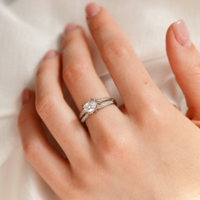 Zásnubní prsten s moissanitem a diamanty  FITA