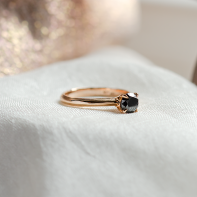 Zásnubní prsten s  černým diamantem 0.5ct FLORA