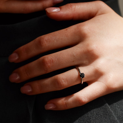 Platinový zásnubní prsten s černým diamantem FLORA