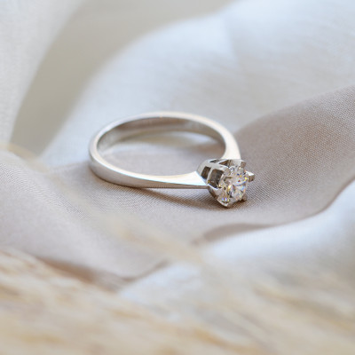 Platinový zásnubní prsten s diamantem 0.4ct FLORA