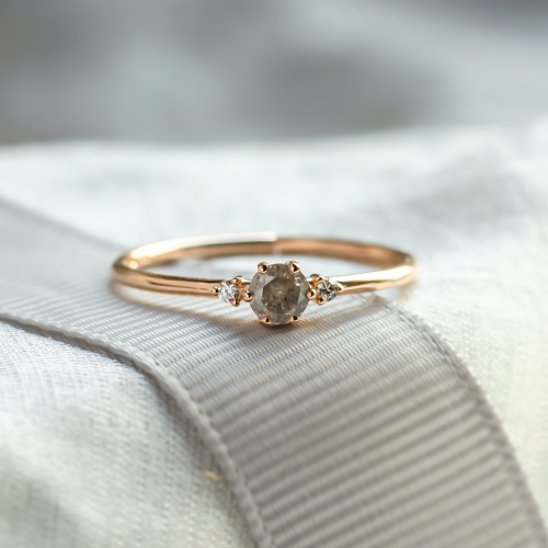 Minimalistický prsten se salt and pepper a klasickými diamanty FRANCO