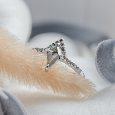 Unusual engagement ring with salt and pepper diamonds FRECCIA