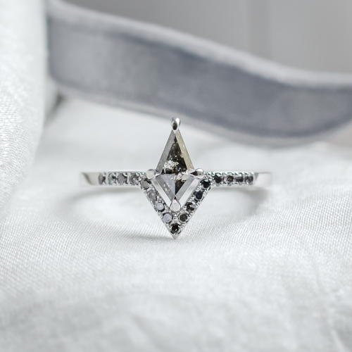 Netradiční zásnubní prsten se salt and pepper diamanty FRECCIA