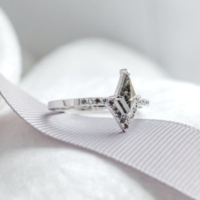 Unusual engagement ring with salt and pepper diamonds FRECCIA