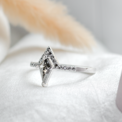Netradiční zásnubní prsten se salt and pepper diamanty FRECCIA