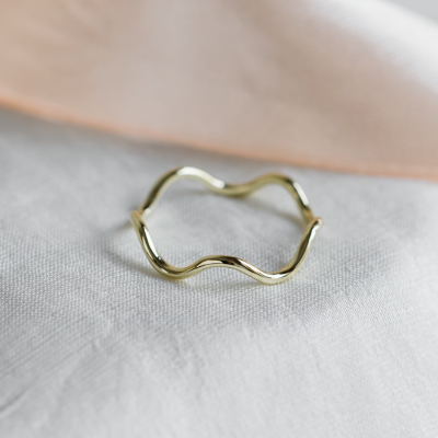 Minimalistický zlatý prsten ve tvaru vlnky GAIA