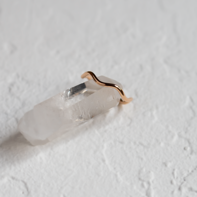 Minimalistický zlatý prsten ve tvaru vlnky GAIA