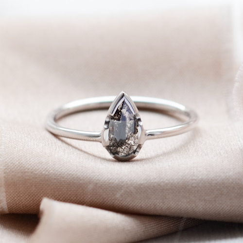 Netradiční zásnubní prsten se salt'n'pepper diamantem GARDA