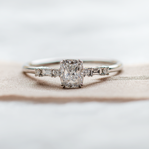 Luxusní zásnubní prsten s cushion lab grown diamantem a bočními GEOFFREY