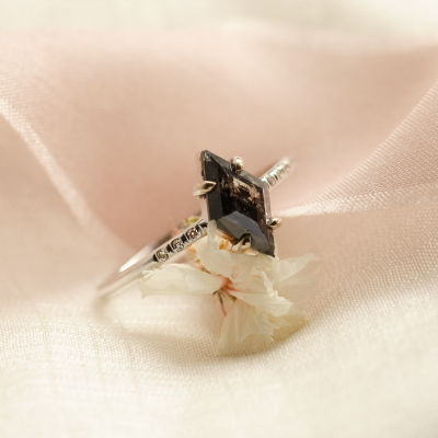 Zásnubní prsten s kite salt'n'pepper diamantem GIANETTA