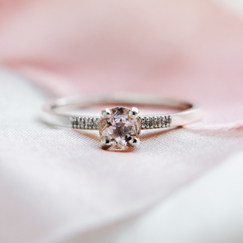 Zásnubní prsten s morganitem a diamanty GINEPRO