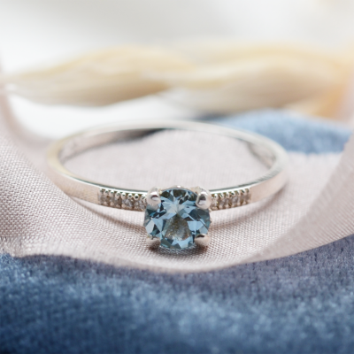 Modrý topaz ve zlatém prstenu s diamanty GINEVRA