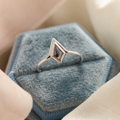 Netradiční prsten s kite salt'n'pepper diamantem GIRALDA