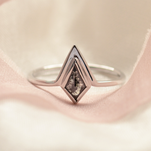 Netradiční prsten s kite salt'n'pepper diamantem GIRALDA