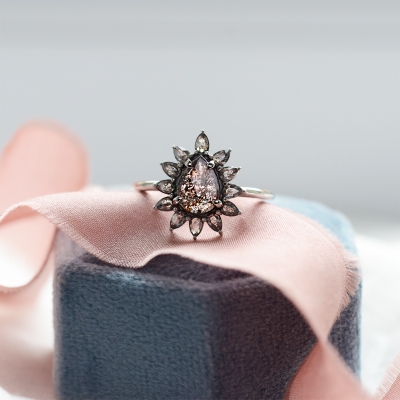 Flower ring with salt'n'pepper diamonds GIRASOLO