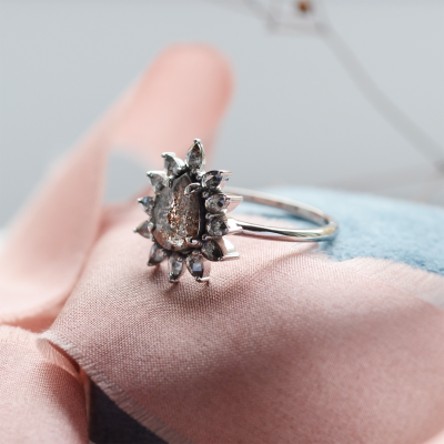 Flower ring with salt'n'pepper diamonds GIRASOLO