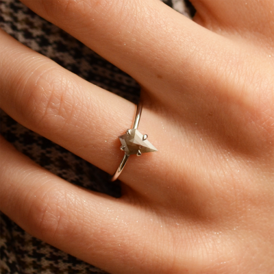 Minimalist ring with kite salt'n'pepper diamond GIUDITTA