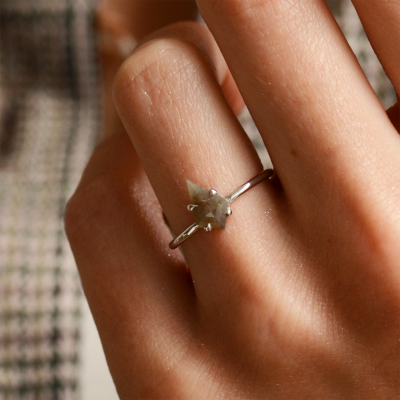 Minimalist ring with kite salt'n'pepper diamond GIUDITTA