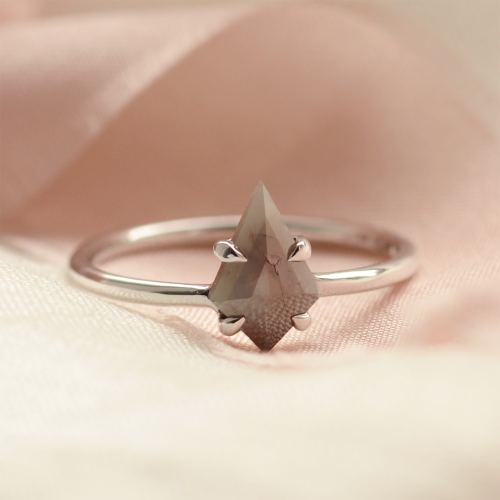 Minimalist ring with kite salt'n'pepper diamond GIUDITTA