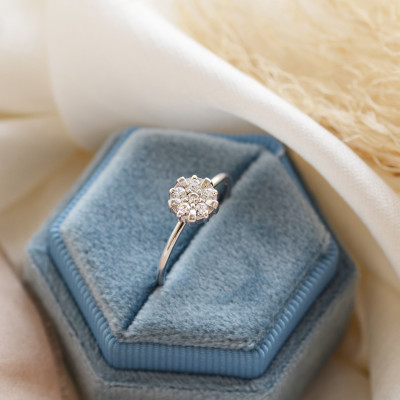 Zlatý prsten ve tvaru květiny s diamanty GRAC