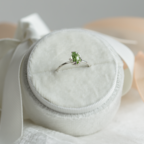 Gold ring with pear peridot GUAVA