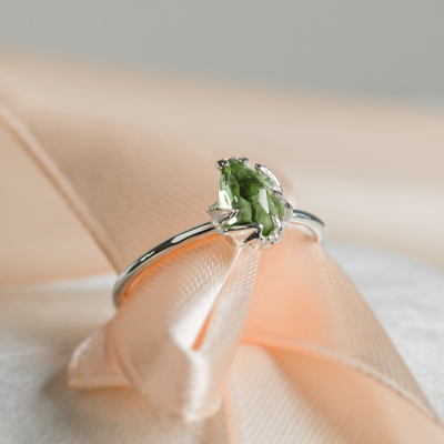 Gold ring with pear peridot GUAVA