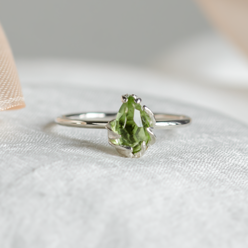 Gold ring with pear peridot GUAVA