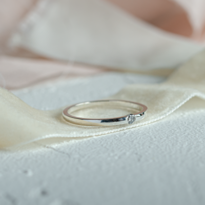 Minimalist engagement ring with salt'n'pepper diamond HAIMER